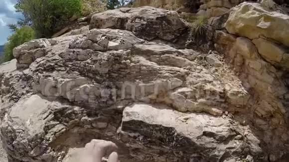 在岩石上攀爬视频的预览图