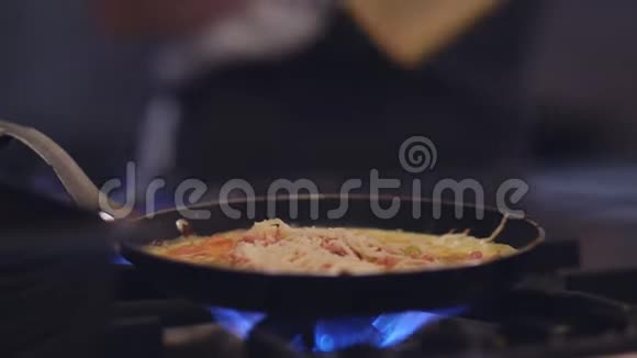 准备在餐厅的锅里煮煎蛋卷视频的预览图