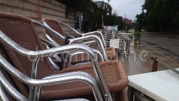 雨中咖啡馆里的椅子视频的预览图