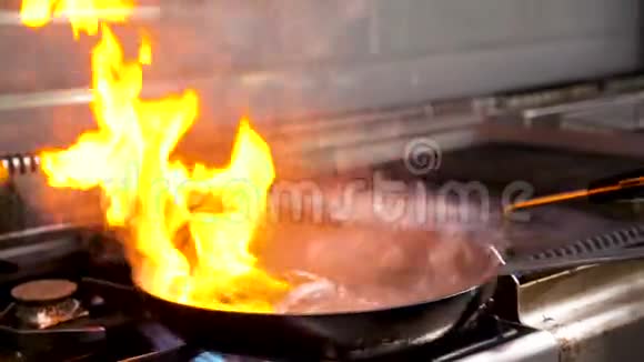 锅中用明火煎一块鸭胸肉视频的预览图