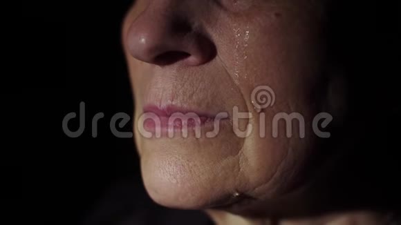 女人脸上泪水视频的预览图