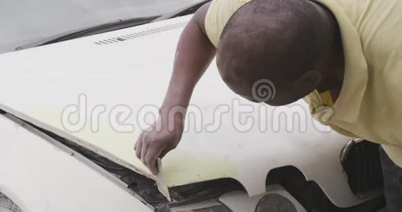 非洲男人画一辆车视频的预览图