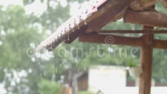 水滴雨水从屋顶落下雨水背景视频的预览图