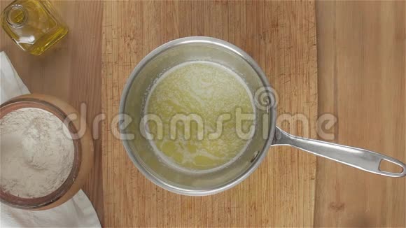 融化的黄油烹饪视频的预览图