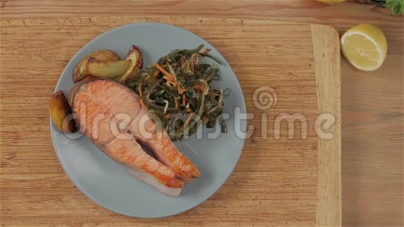 烹饪蔬菜鱼视频的预览图