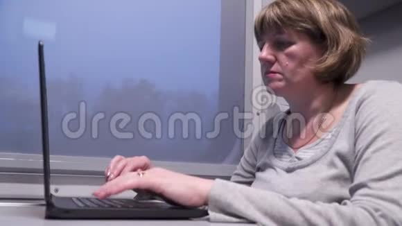 一个坐火车的女人用笔记本电脑工作视频的预览图