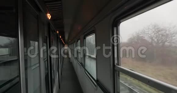乘坐火车内部视频的预览图