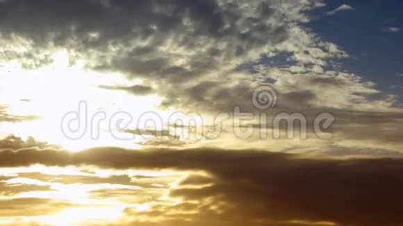 金色的夕阳和云景视频的预览图