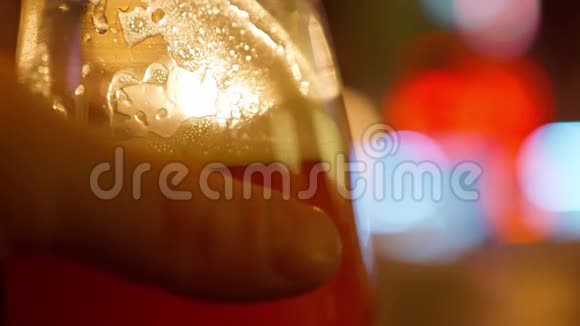 酒吧里桌子上的啤酒杯视频的预览图