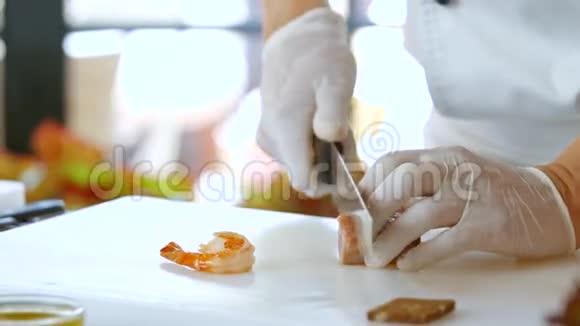刀切熟鱼肉视频的预览图