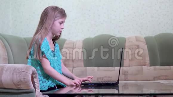 女孩在笔记本电脑上打字视频的预览图