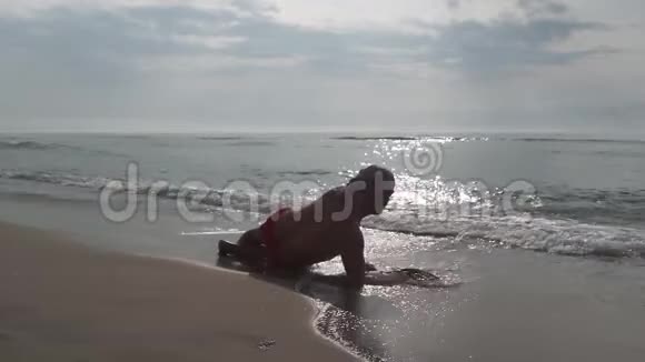 人的剪影躺在海边视频的预览图