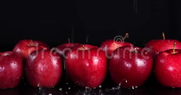 雨中新鲜的红苹果视频的预览图