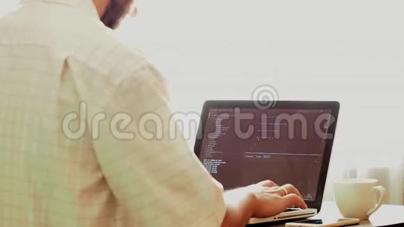 办公室笔记本电脑上的年轻程序员视频的预览图