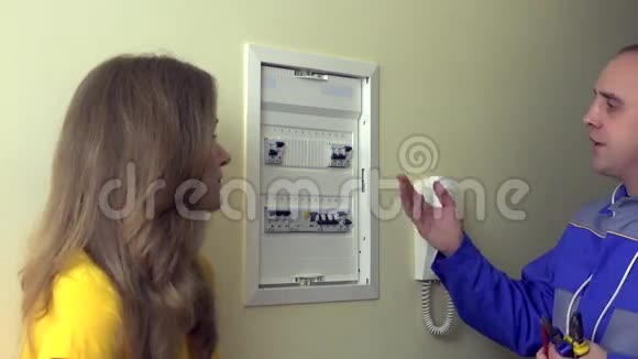 电工为家庭主妇客户讲解如何使用断路器箱体视频的预览图
