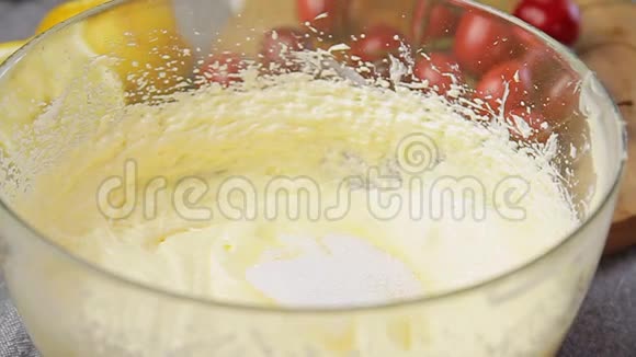 在奶油碗上加入风味视频的预览图