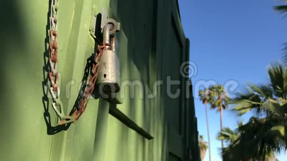 4K型棕榈叶用夕阳照亮挂锁和链条视频的预览图