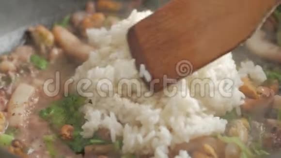 把米饭放到锅里视频的预览图