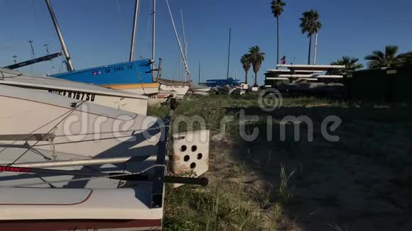 帆船在草地上休息加州太阳下山4K视频的预览图