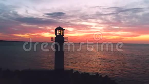 日落时分的海上灯塔视频的预览图