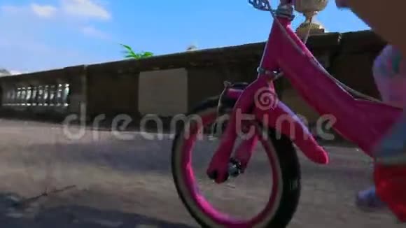 快乐的小女孩骑着粉红色的自行车视频的预览图