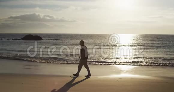 在海滩散步的老人视频的预览图
