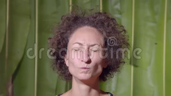 皱眉的女人视频的预览图