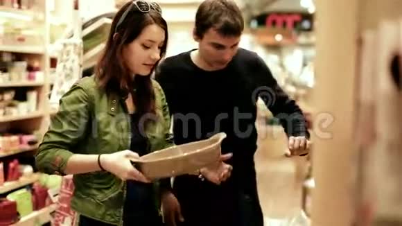 一对年轻夫妇在购物中心购物视频的预览图