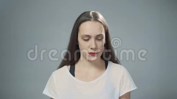 年轻害羞的女人的视频视频的预览图