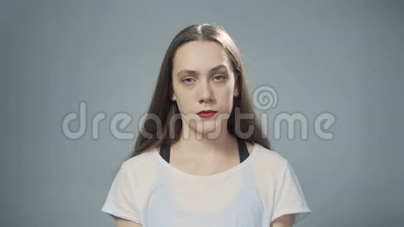 年轻悲伤女人的视频视频的预览图