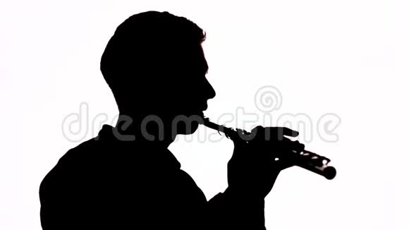 剪影孤立无援那家伙在长笛上奏出优美的旋律音乐家的简介复制空间视频的预览图