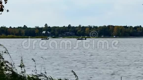 初秋的一个湖上有两艘渔船视频的预览图