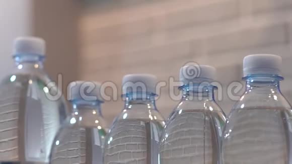 商店里的瓶装水视频的预览图