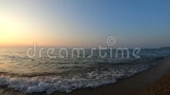 日落时冲浪视频的预览图
