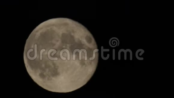 月亮在天空中运动视频的预览图