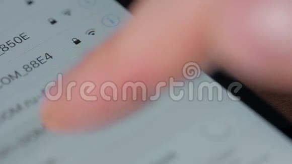虚拟触摸屏上的手按wifi键视频的预览图