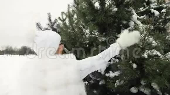 穿着白色连衣裙的漂亮女人在冬天奔跑和欢乐视频的预览图