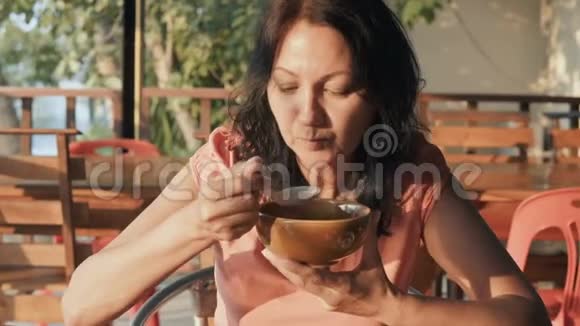 女人吃汤视频的预览图