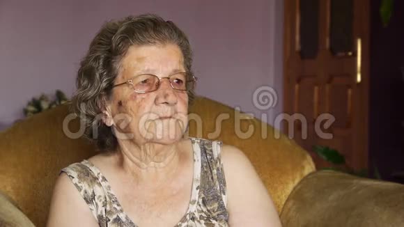 老退休的女人在室内笑视频的预览图