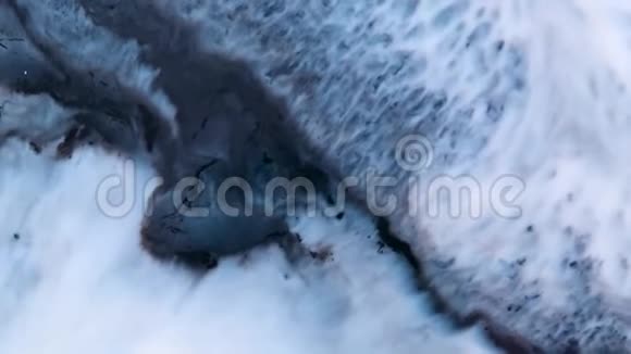 白色抽象纹理上的水墨蓝泡视频的预览图