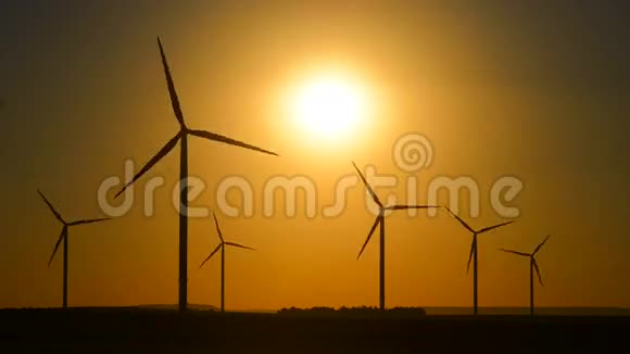 大自然中的风力涡轮机日出日落视频的预览图