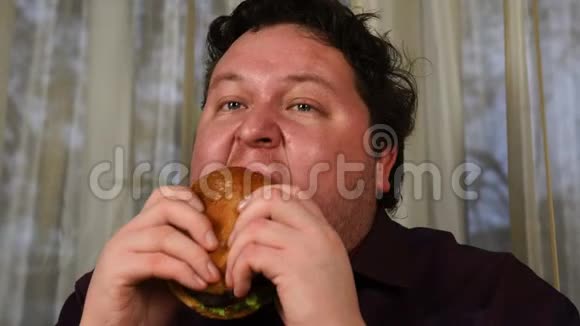一个男人在家吃汉堡包视频的预览图