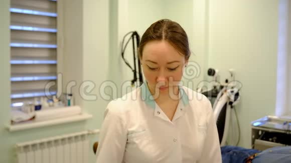 护士正在嚼头发帽视频的预览图