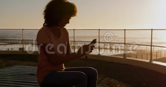 日落时分用电话的女人视频的预览图