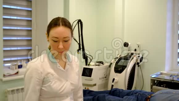 护士正在嚼头发帽视频的预览图