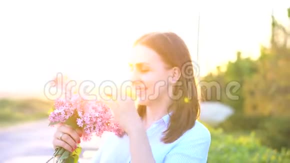 春天漂亮的女孩视频的预览图