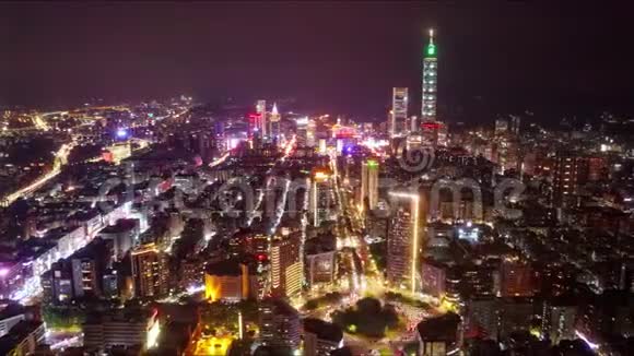台北市中心的夜景位于任艾路之上这是充满活力的首都的一条大道视频的预览图
