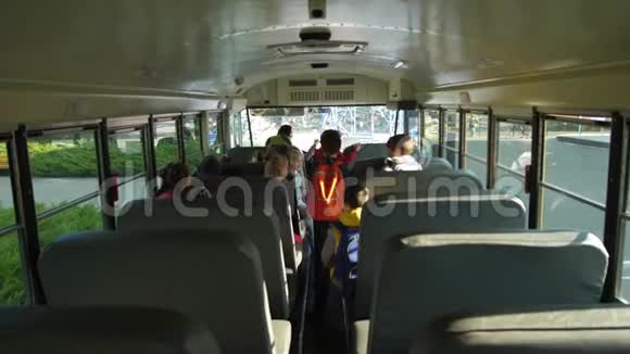 学生离开校车上学视频的预览图