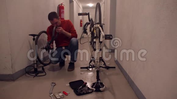 一个人用自行车封住轮子视频的预览图