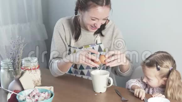 妈妈和女儿做煎蛋卷视频的预览图